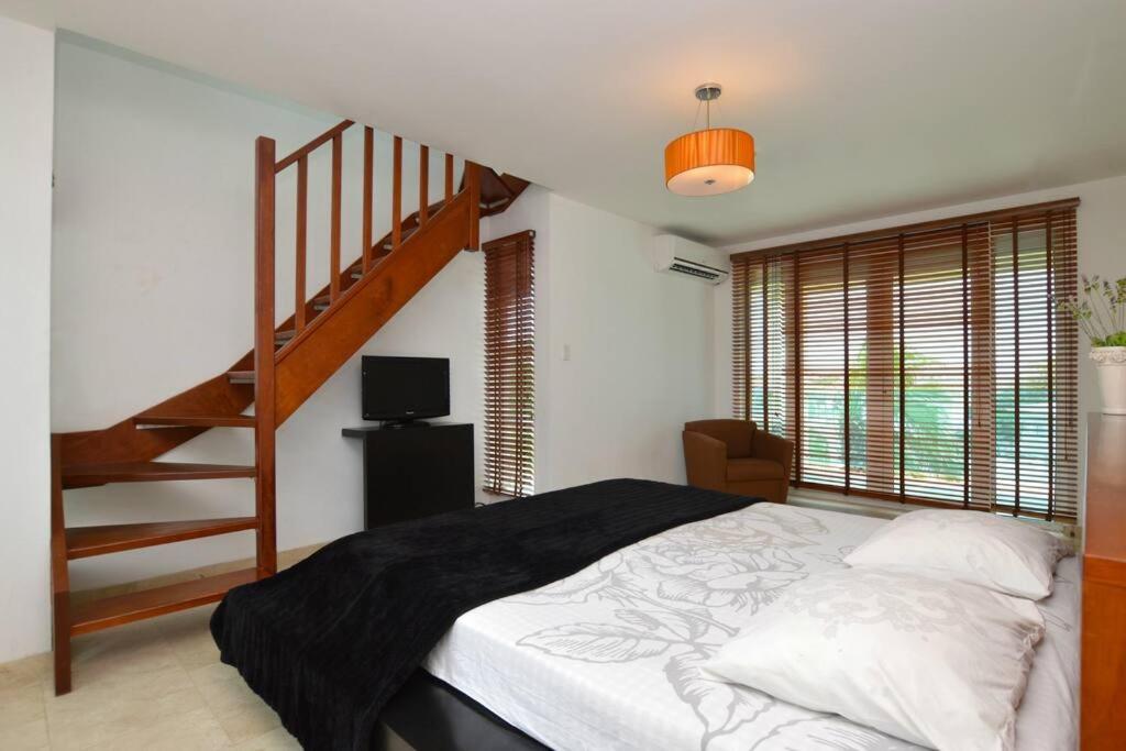 Palm Beach 6 bedroom Villa with Private Pool behind Marriott