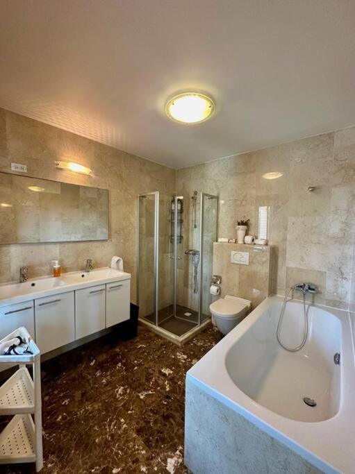 Palm Beach 6 bedroom Villa with Private Pool behind Marriott