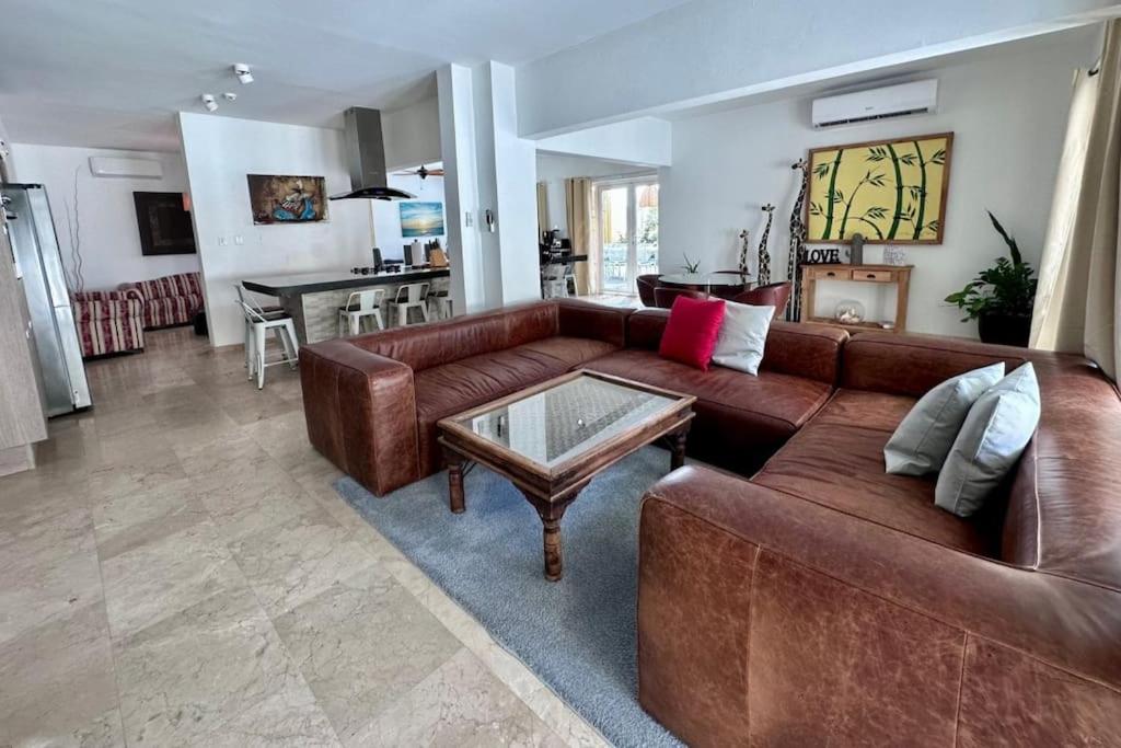 Palm Beach 6 bedroom Villa with Private Pool behind Marriott