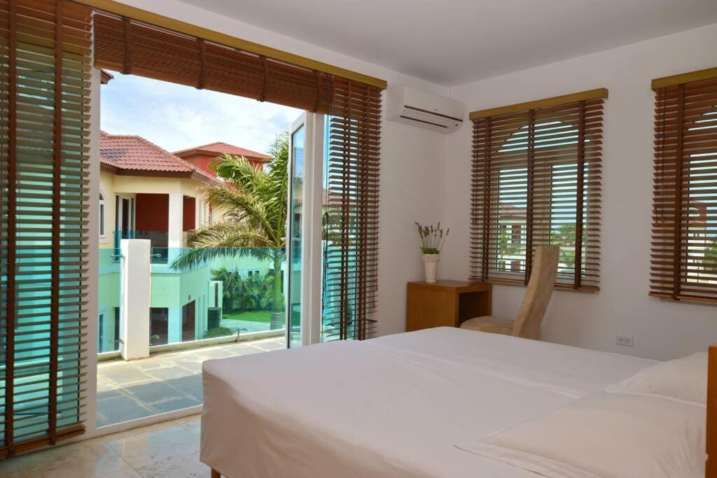 Palm Beach 6 bedroom Villa with Private Pool behind Marriott
