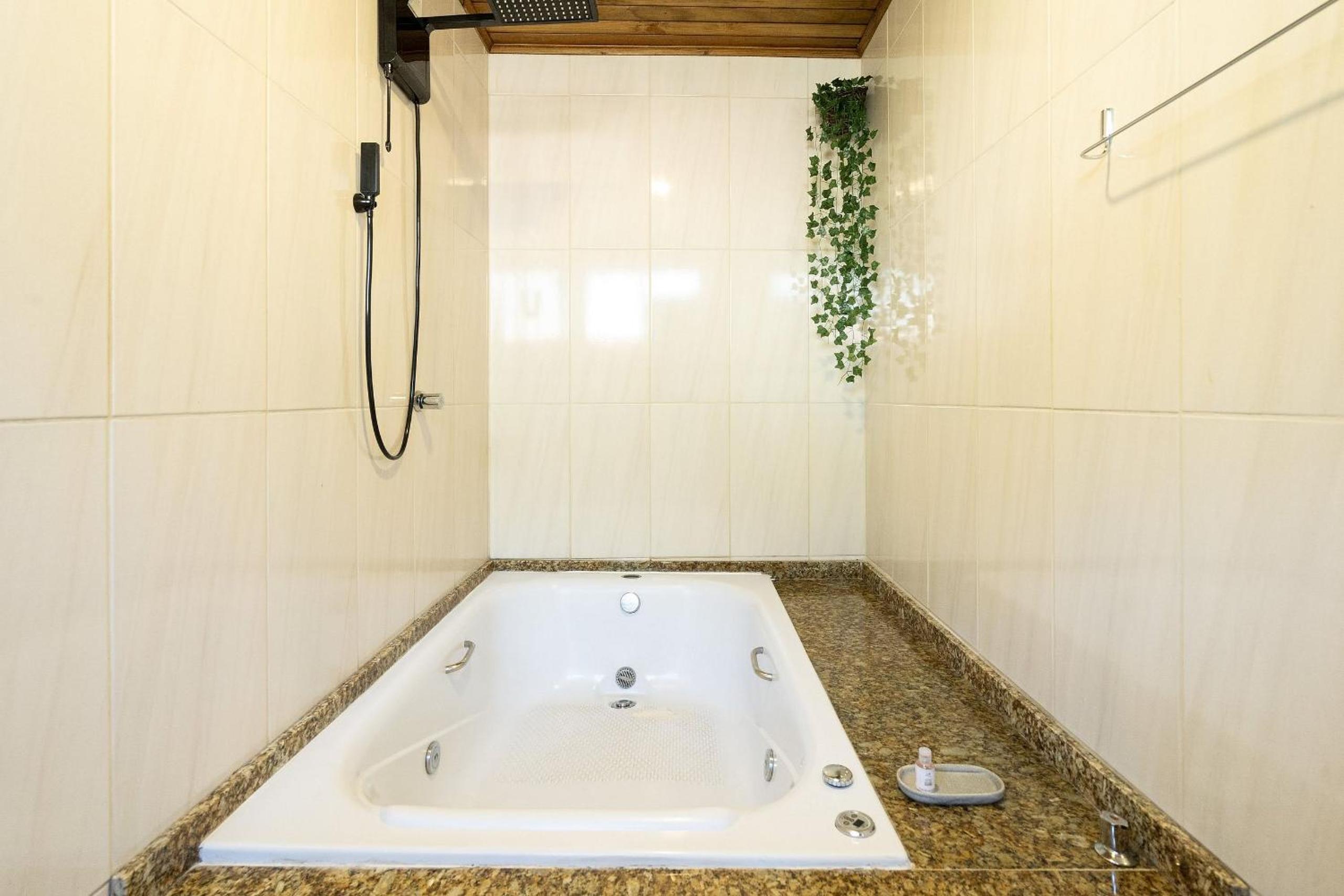 Apê Cabana com banheira hidro casal, ar condicionado