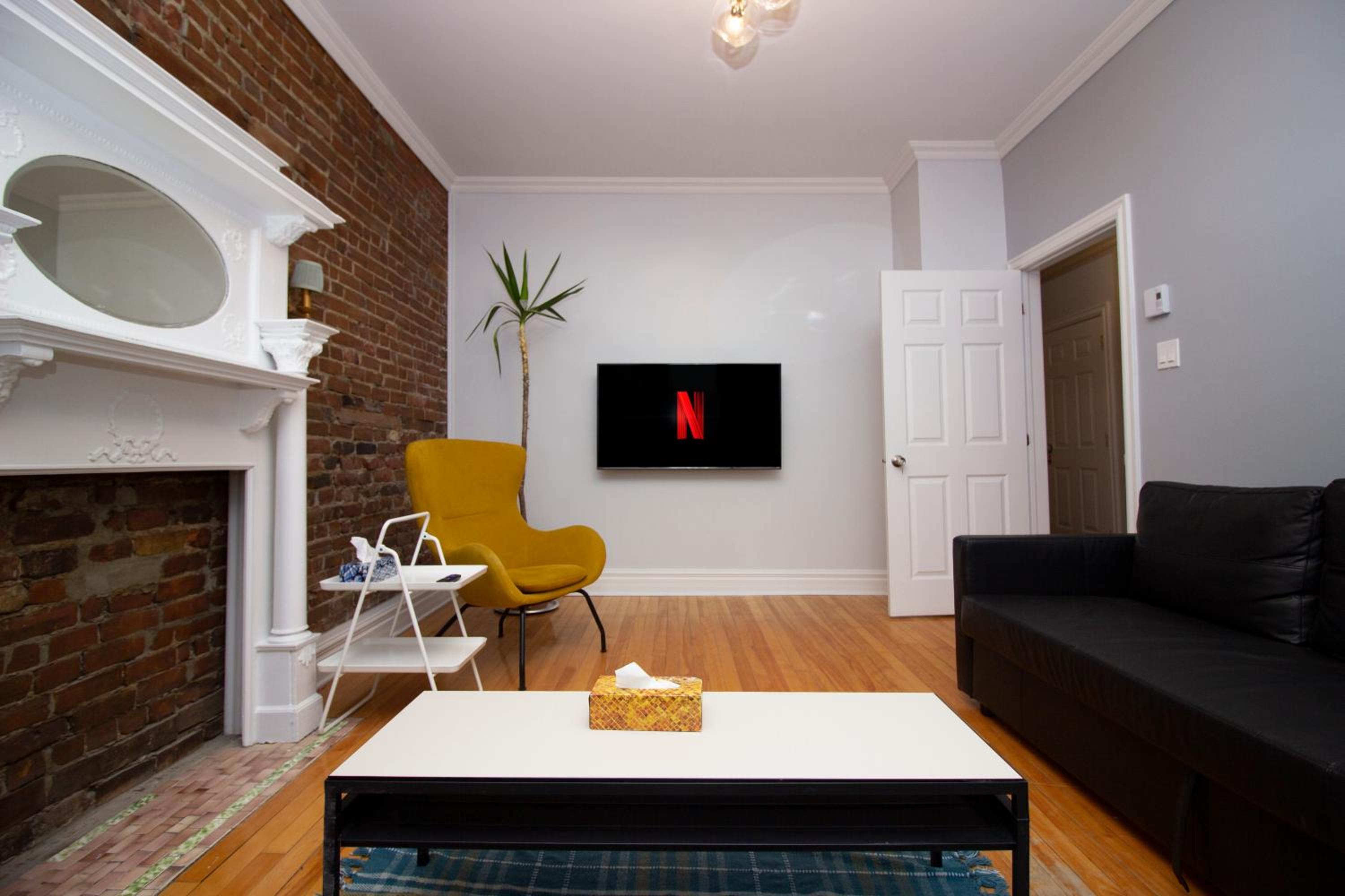 Mackay Street Downtown - Bell Center, Nightlife, & Metro at your doorstep!