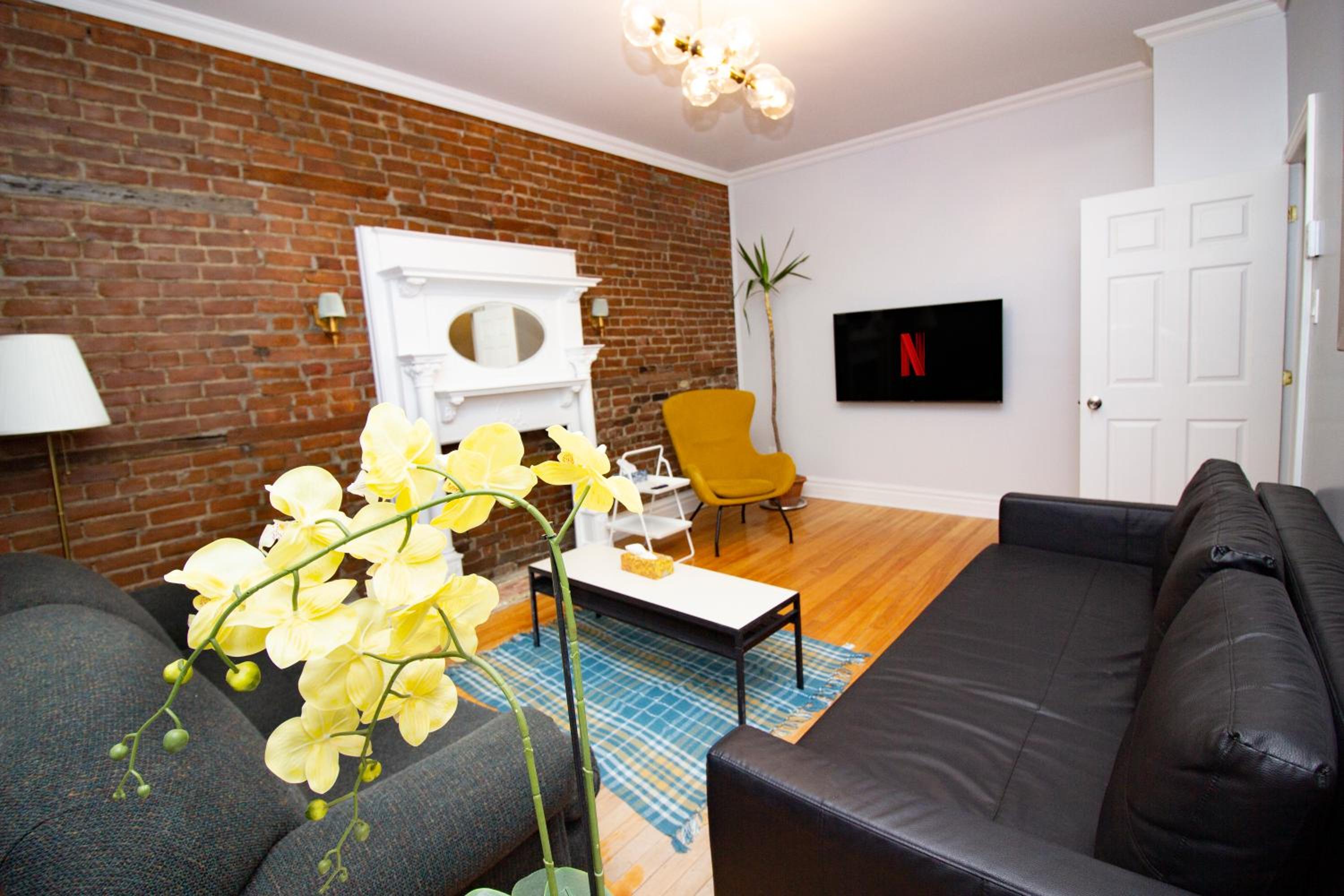Mackay Street Downtown - Bell Center, Nightlife, & Metro at your doorstep!