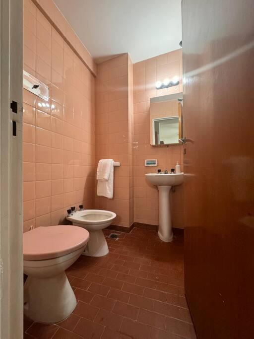 RIVADAVIA -1 ambiente amplio, en el centro