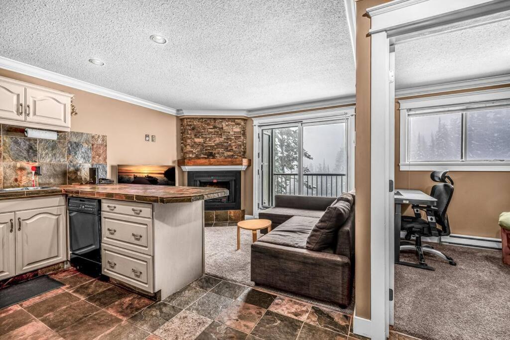 Winter Escape On Perfection - Ski In Out, Pool & Hot Tub