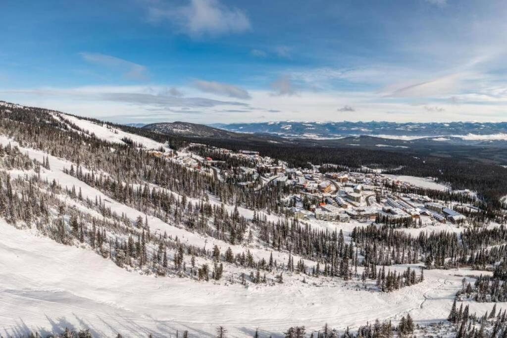 Winter Escape On Perfection - Ski In Out, Pool & Hot Tub