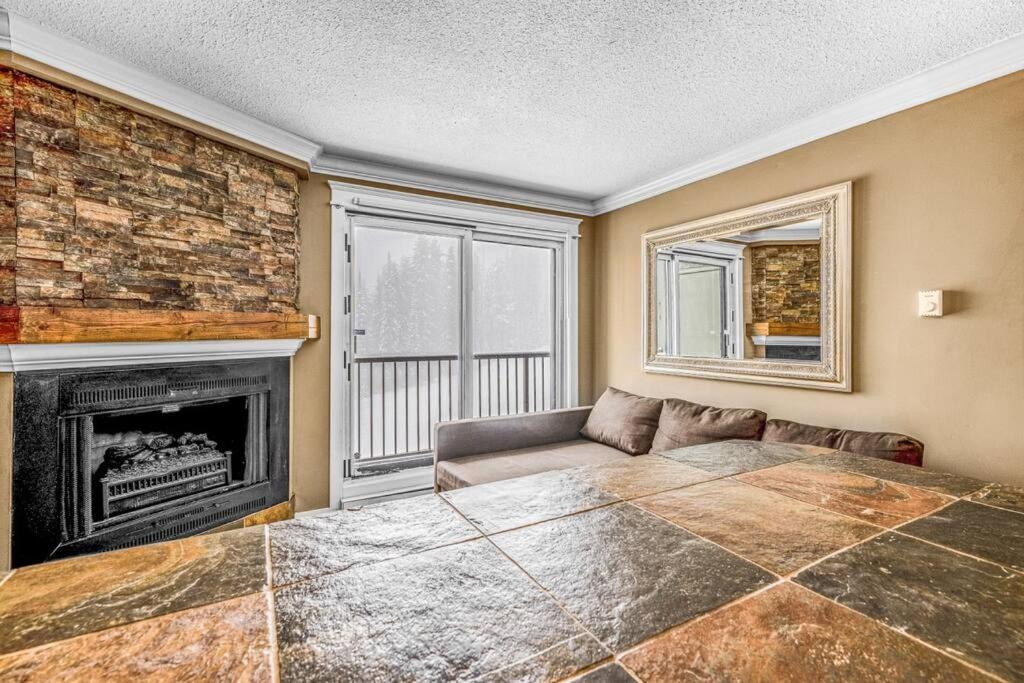 Winter Escape On Perfection - Ski In Out, Pool & Hot Tub
