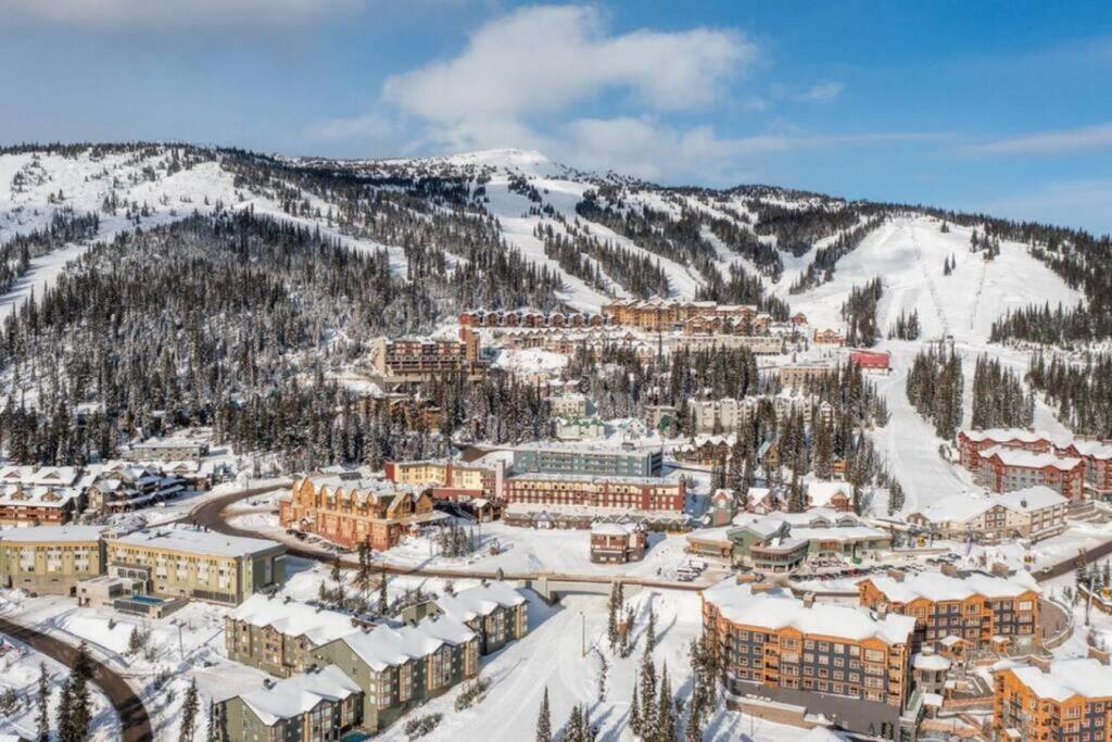 Winter Escape On Perfection - Ski In Out, Pool & Hot Tub