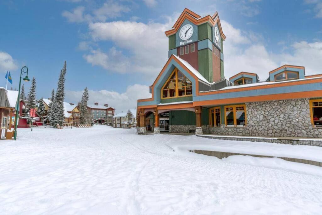 Winter Escape On Perfection - Ski In Out, Pool & Hot Tub