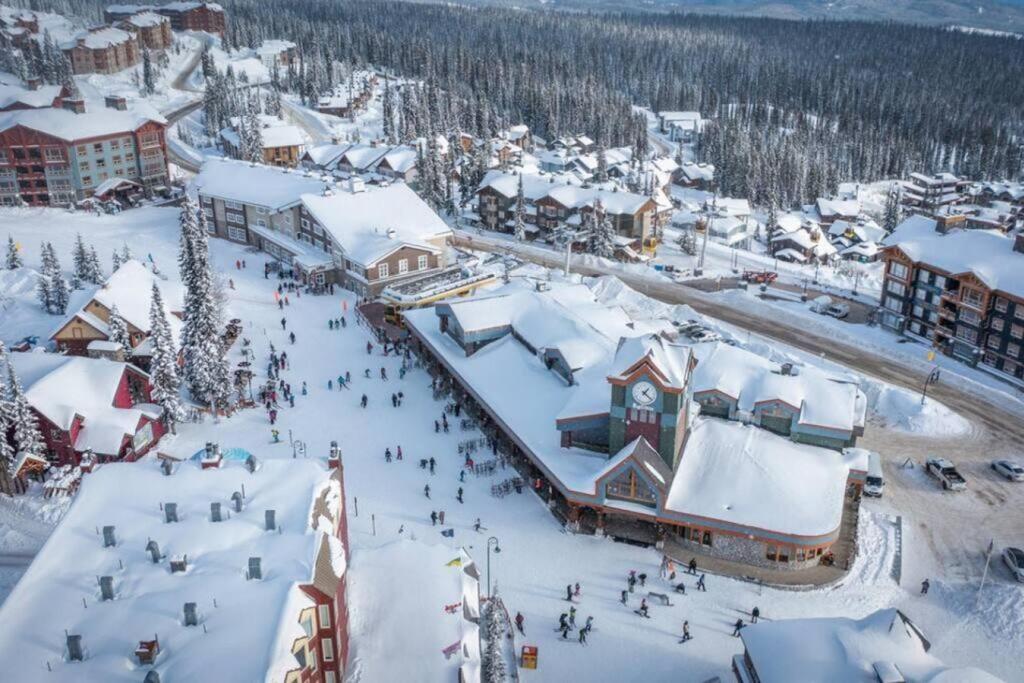 Winter Escape On Perfection - Ski In Out, Pool & Hot Tub