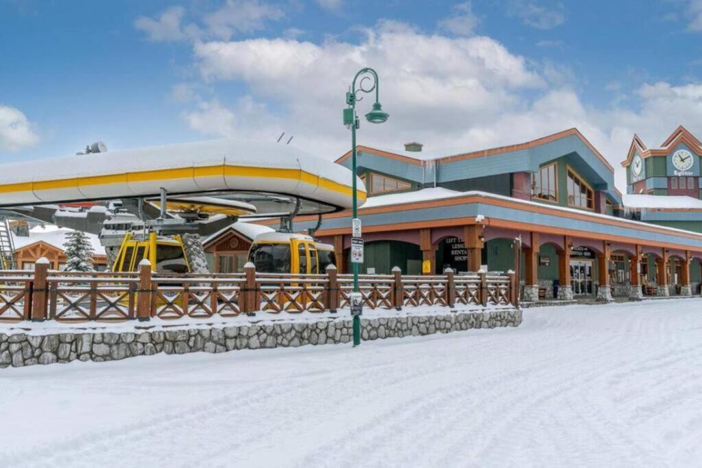 Winter Escape On Perfection - Ski In Out, Pool & Hot Tub