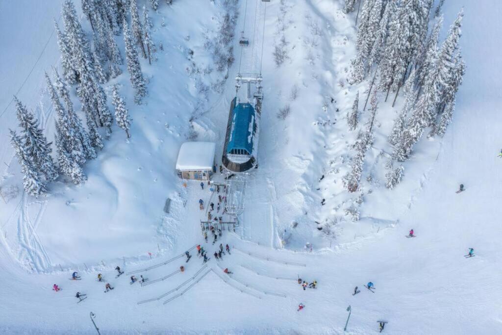 Winter Escape On Perfection - Ski In Out, Pool & Hot Tub