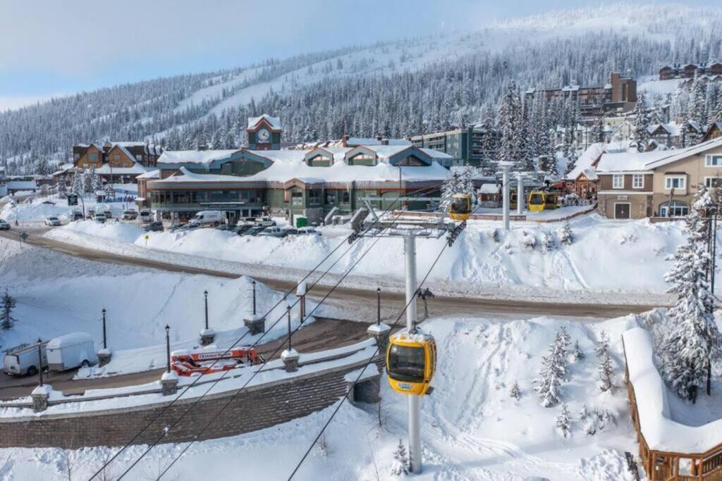 Winter Escape On Perfection - Ski In Out, Pool & Hot Tub