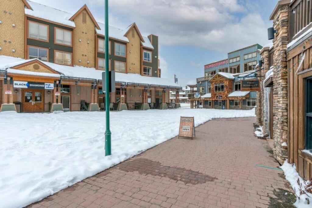 Winter Escape On Perfection - Ski In Out, Pool & Hot Tub