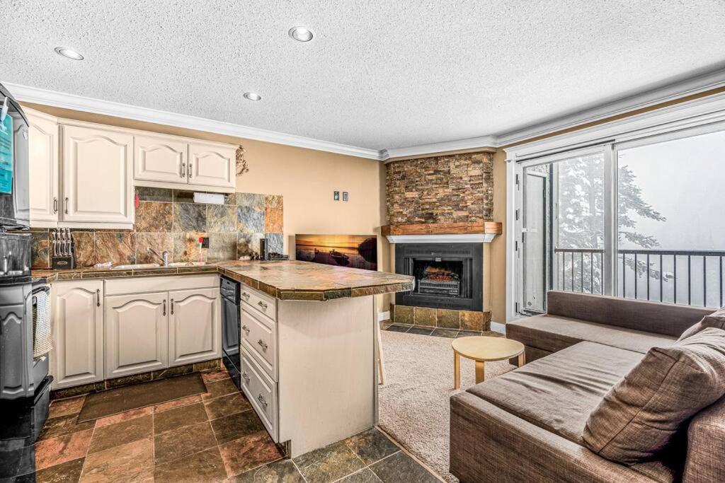 Winter Escape On Perfection - Ski In Out, Pool & Hot Tub