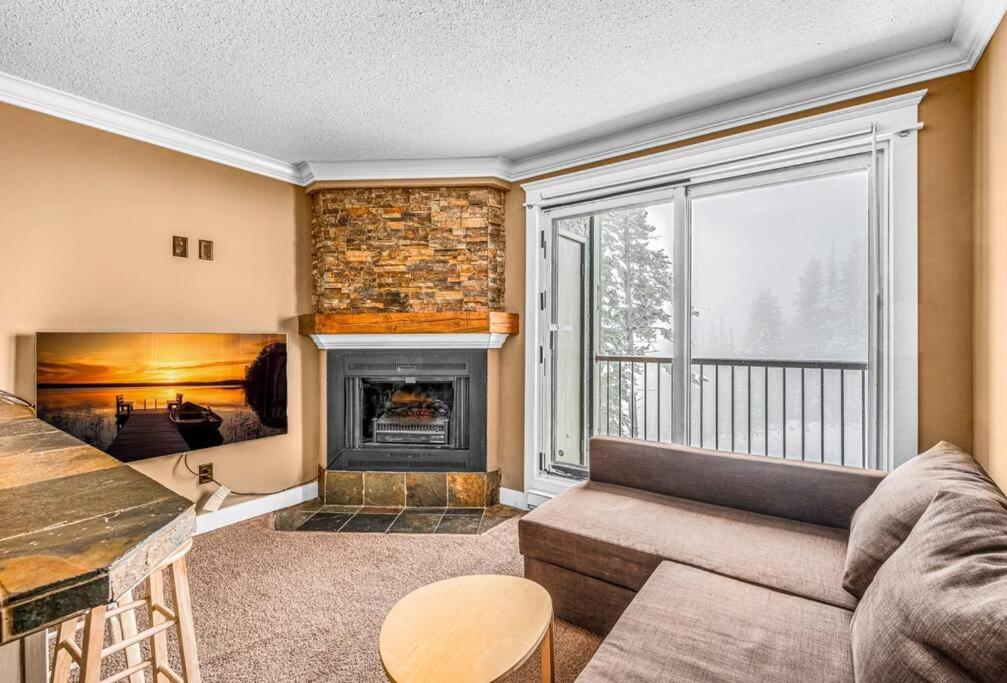 Winter Escape On Perfection - Ski In Out, Pool & Hot Tub