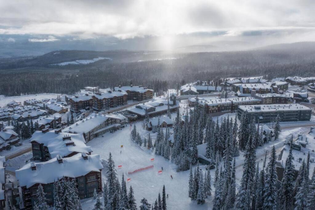Winter Escape On Perfection - Ski In Out, Pool & Hot Tub