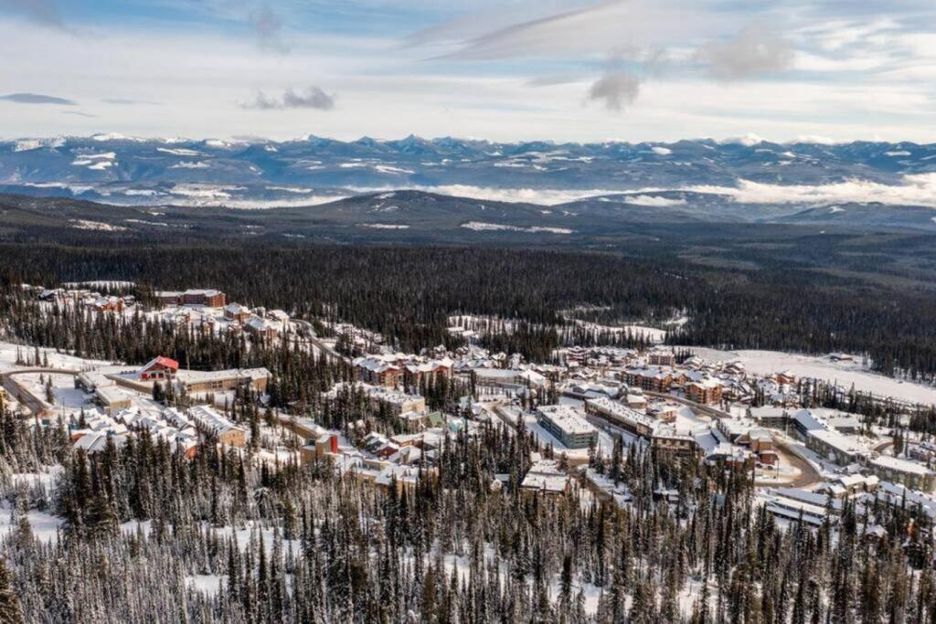 Winter Escape On Perfection - Ski In Out, Pool & Hot Tub