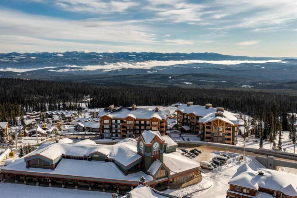Winter Escape On Perfection - Ski In Out, Pool & Hot Tub