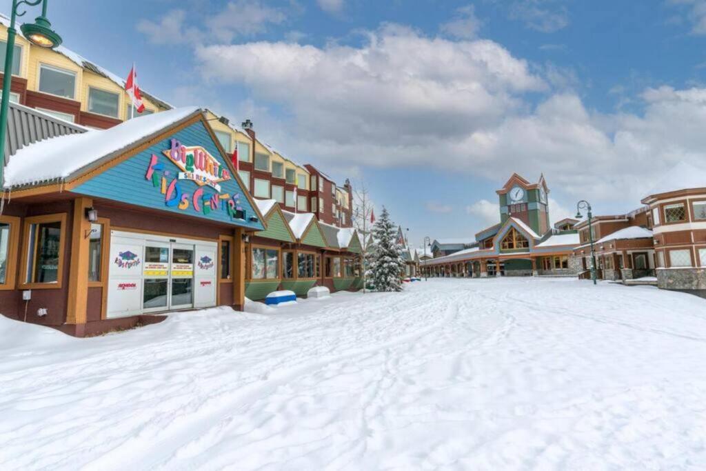 Winter Escape On Perfection - Ski In Out, Pool & Hot Tub