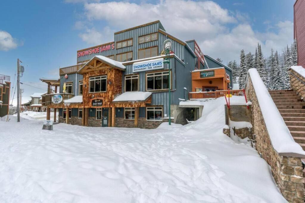 Winter Escape On Perfection - Ski In Out, Pool & Hot Tub
