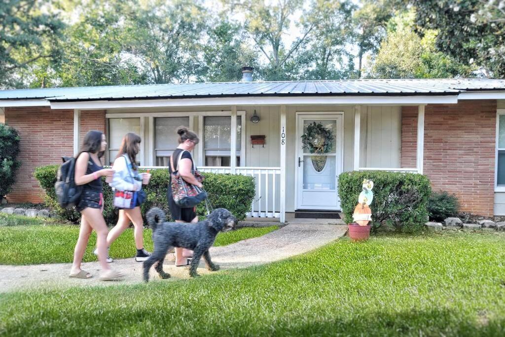 McComb Vacations - Centrally located Cozy Mid-Century Home - Property Image 1