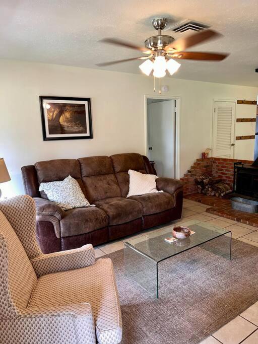 McComb Vacations - Centrally located Cozy Mid-Century Home - Property Image 3
