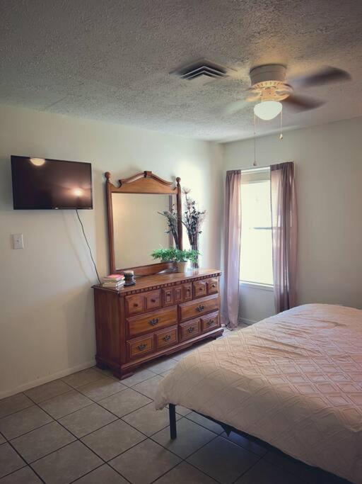 McComb Vacations - Centrally located Cozy Mid-Century Home - Property Image 11