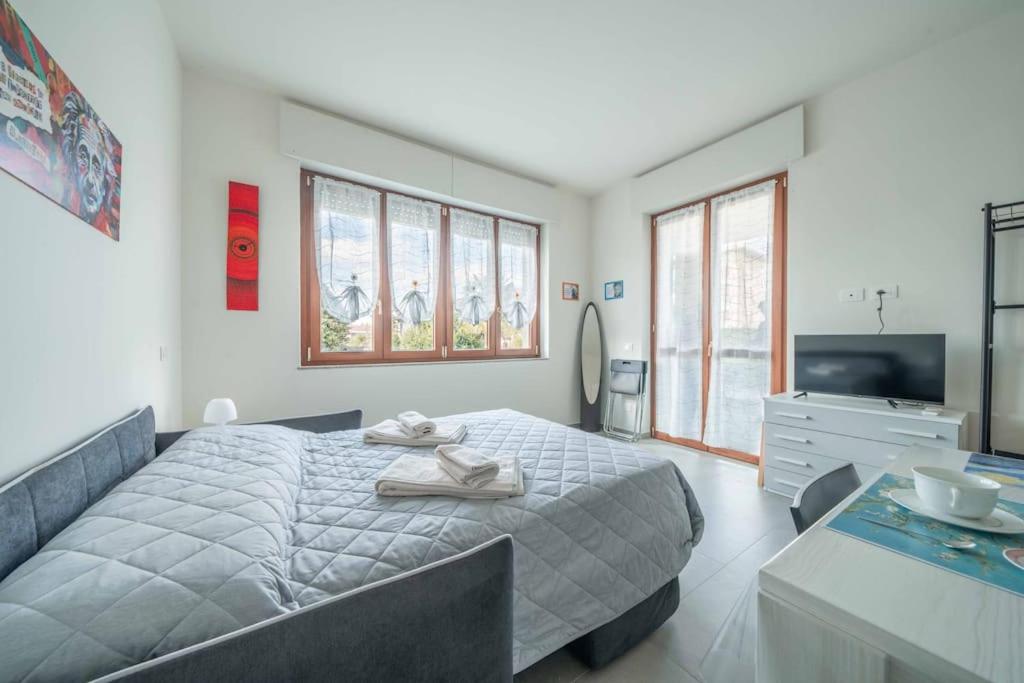 Somma Lombardo Vacations - 10 minuti da Mxp e Leonardo - Modern Apartment Balcony - Property Image 11