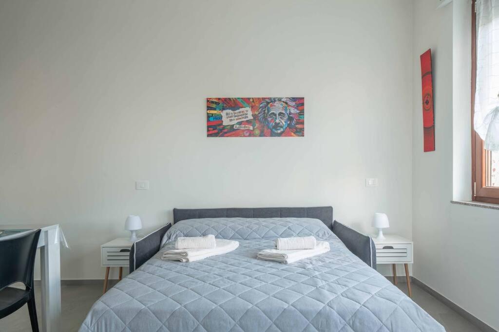 Somma Lombardo Vacations - 10 minuti da Mxp e Leonardo - Modern Apartment Balcony - Property Image 1