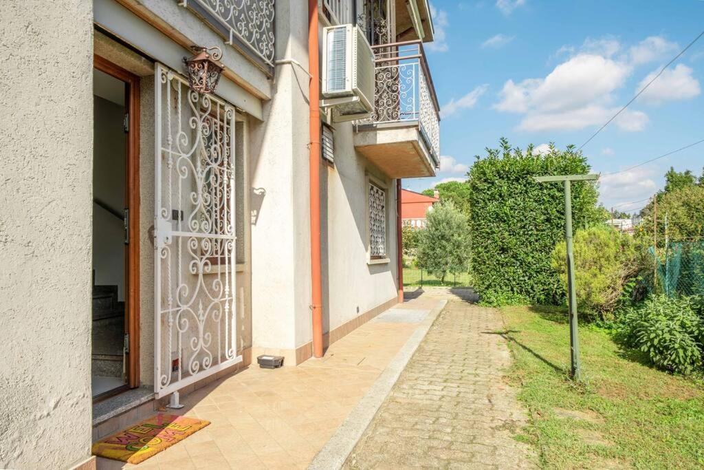 Somma Lombardo Vacations - 10 minuti da Mxp e Leonardo - Modern Apartment Balcony - Property Image 2