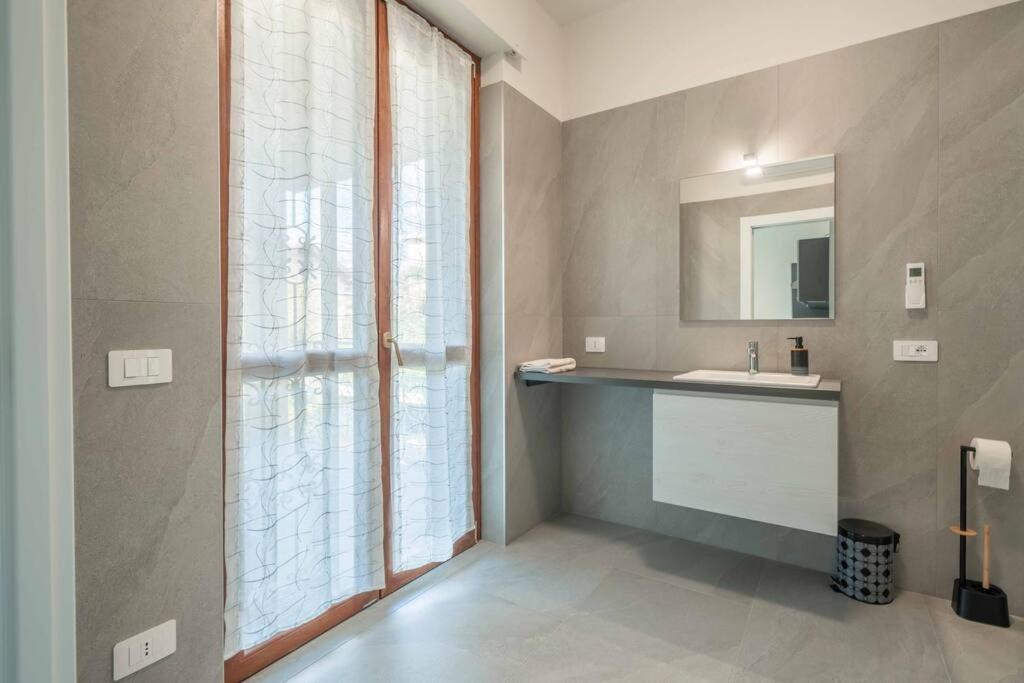 Somma Lombardo Vacations - 10 minuti da Mxp e Leonardo - Modern Apartment Balcony - Property Image 9