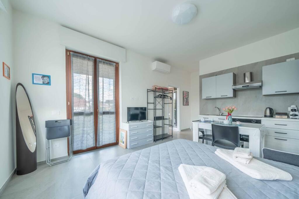 Somma Lombardo Vacations - 10 minuti da Mxp e Leonardo - Modern Apartment Balcony - Property Image 8