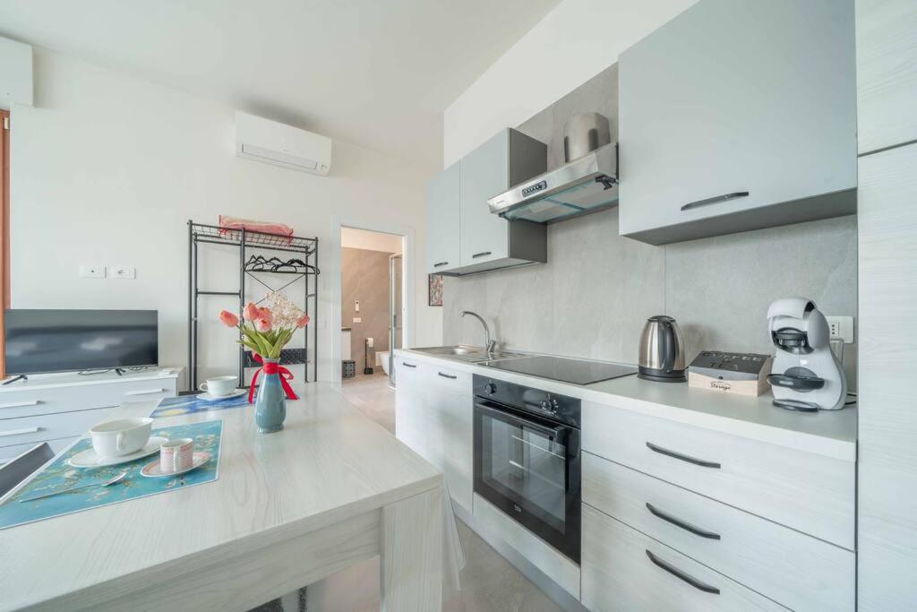 Somma Lombardo Vacations - 10 minuti da Mxp e Leonardo - Modern Apartment Balcony - Property Image 7