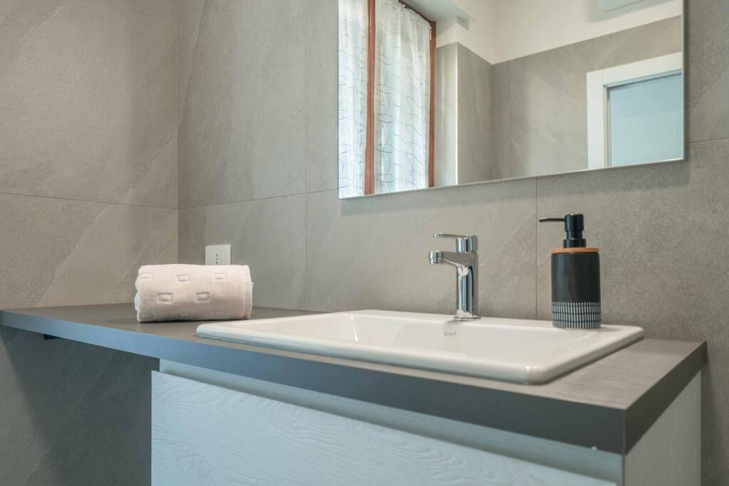 Somma Lombardo Vacations - 10 minuti da Mxp e Leonardo - Modern Apartment Balcony - Property Image 6