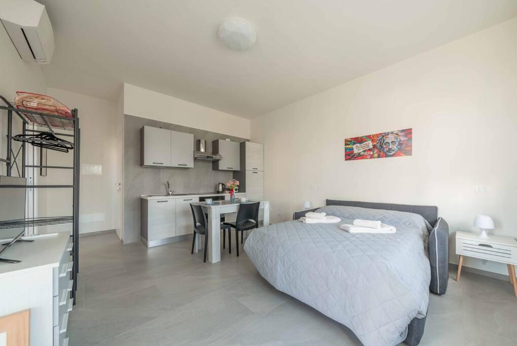 Somma Lombardo Vacations - 10 minuti da Mxp e Leonardo - Modern Apartment Balcony - Property Image 5