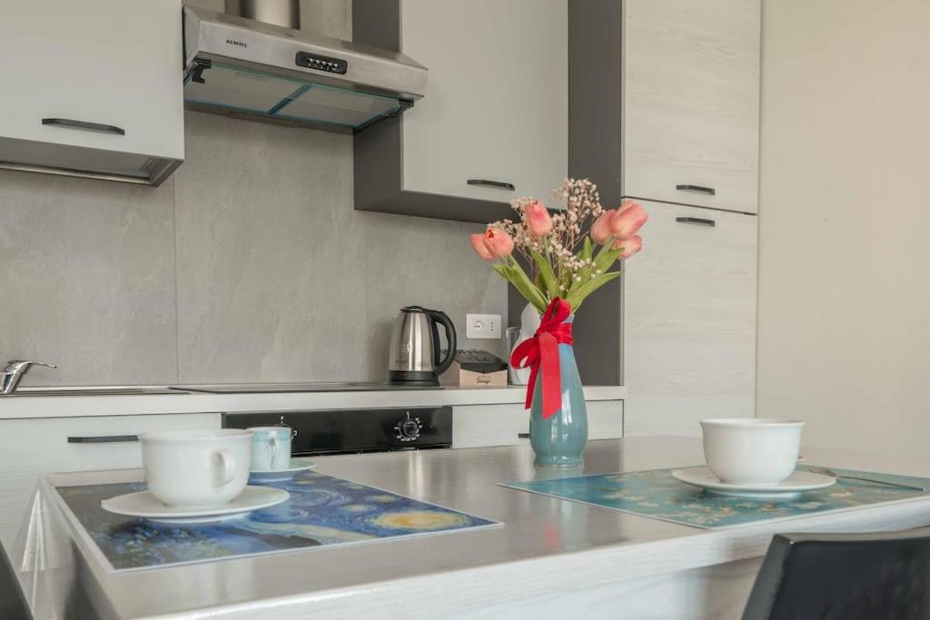 Somma Lombardo Vacations - 10 minuti da Mxp e Leonardo - Modern Apartment Balcony - Property Image 4