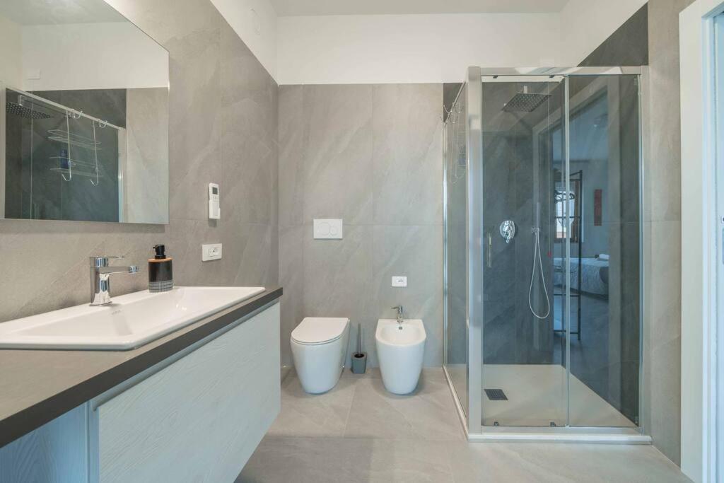 Somma Lombardo Vacations - 10 minuti da Mxp e Leonardo - Modern Apartment Balcony - Property Image 3