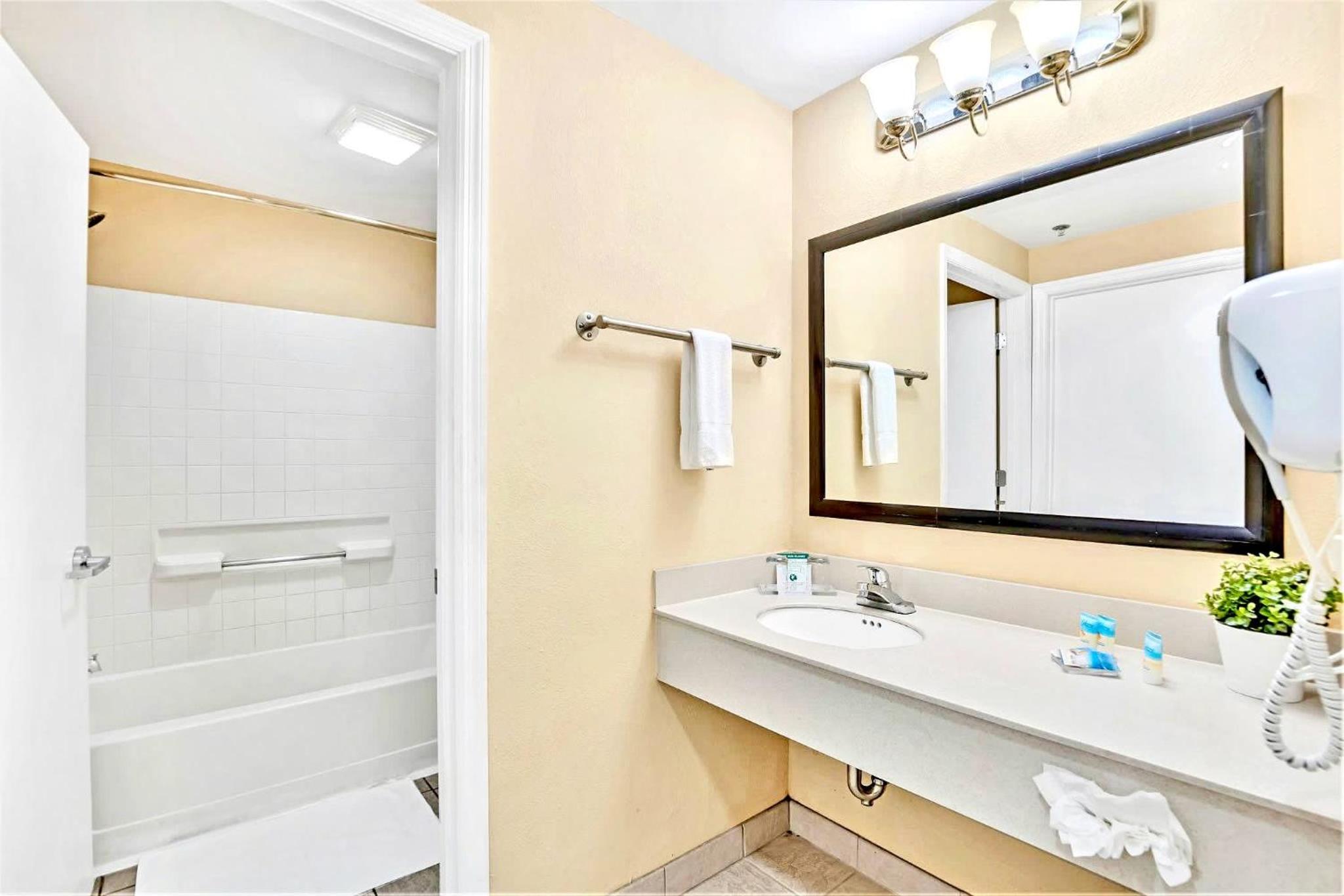 Modern 2 Queen Beds Suite - Near Disney