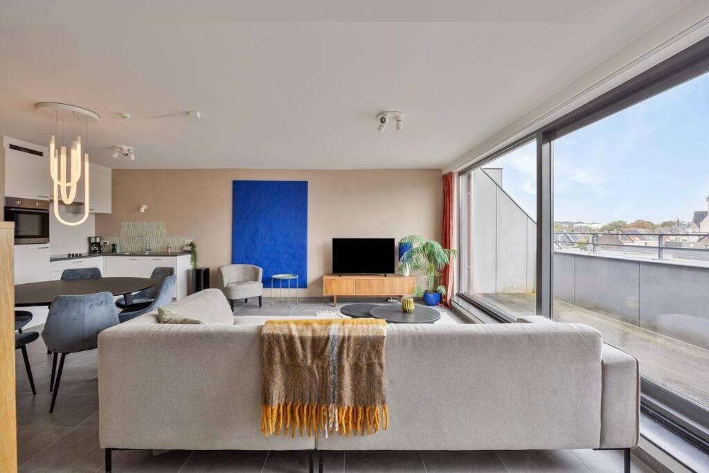 Ruim 2 slaapkamer appartement met parking nabij NAVO