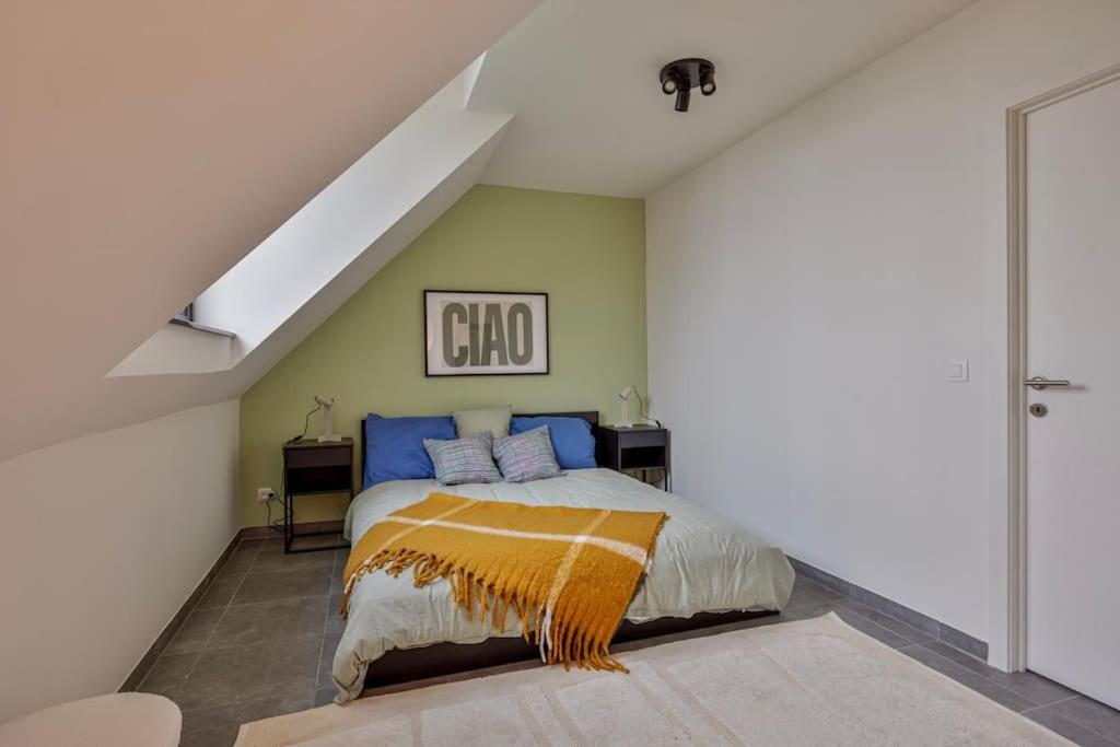 Ruim 2 slaapkamer appartement met parking nabij NAVO