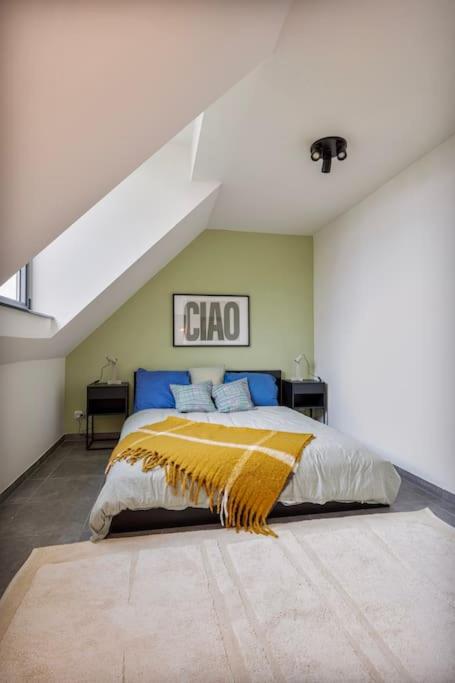 Ruim 2 slaapkamer appartement met parking nabij NAVO