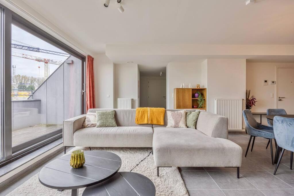 Machelen Vacations - Ruim 2 slaapkamer appartement met parking nabij NAVO - Property Image 3