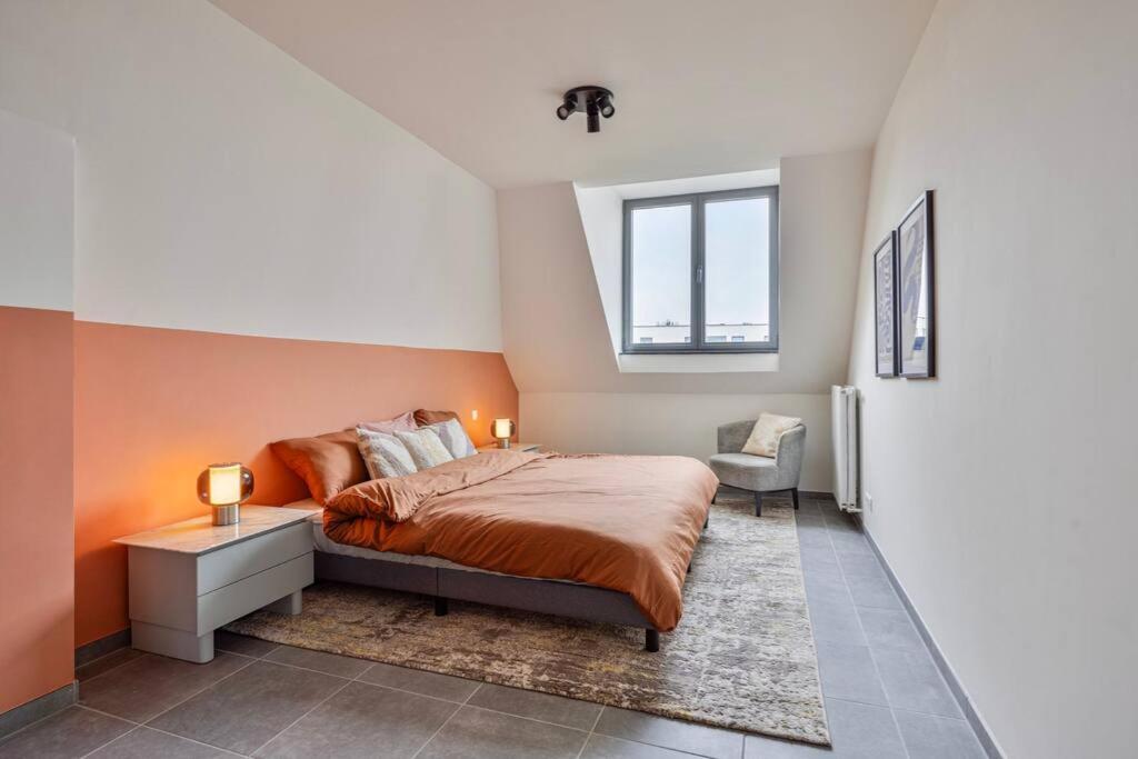 Ruim 2 slaapkamer appartement met parking nabij NAVO