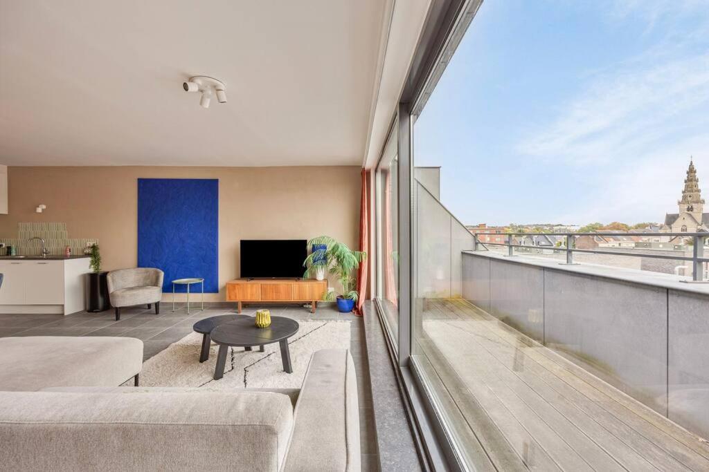 Ruim 2 slaapkamer appartement met parking nabij NAVO