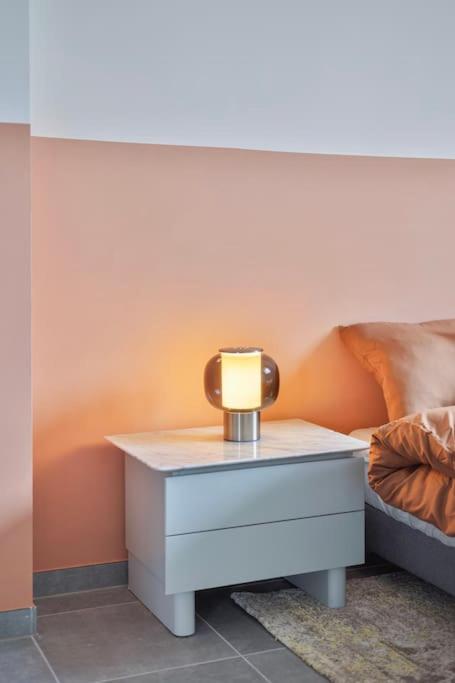 Ruim 2 slaapkamer appartement met parking nabij NAVO