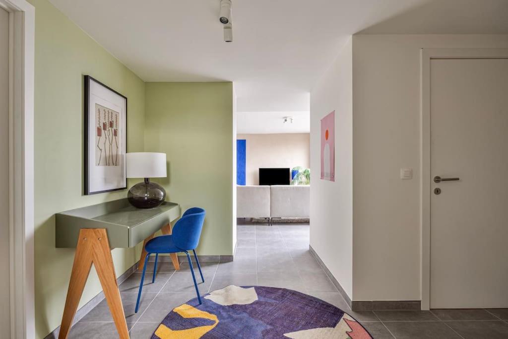 Ruim 2 slaapkamer appartement met parking nabij NAVO