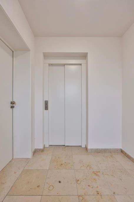 Ruim 2 slaapkamer appartement met parking nabij NAVO