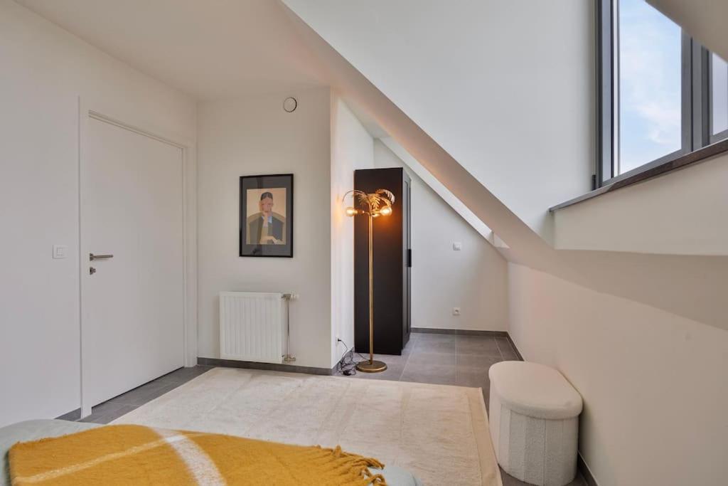 Ruim 2 slaapkamer appartement met parking nabij NAVO