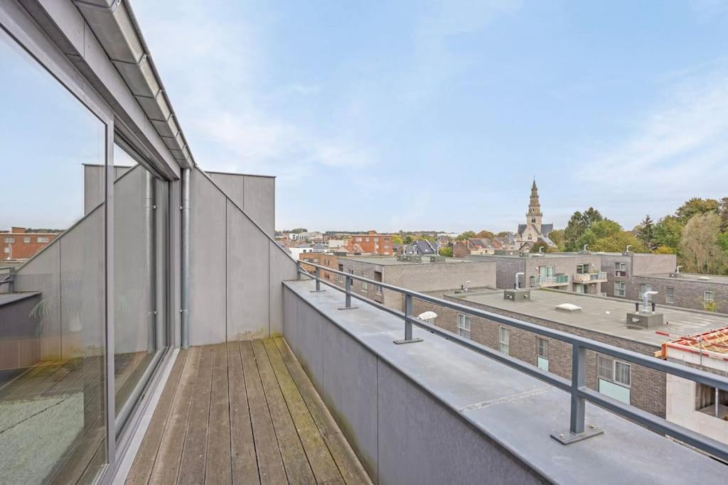 Ruim 2 slaapkamer appartement met parking nabij NAVO